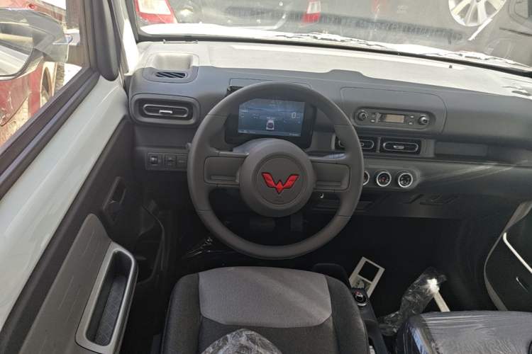 Used Wuling Zhiguang New Energy 2025 Model 305km Ambitious Edition Steering Wheel