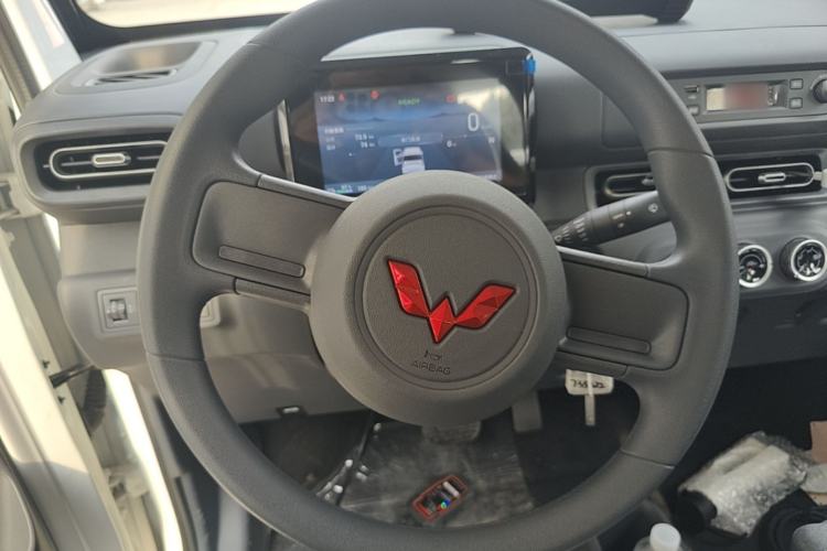 Used Wuling Zhiguang New Energy 2025 Model 305km Ambitious Edition Steering Wheel