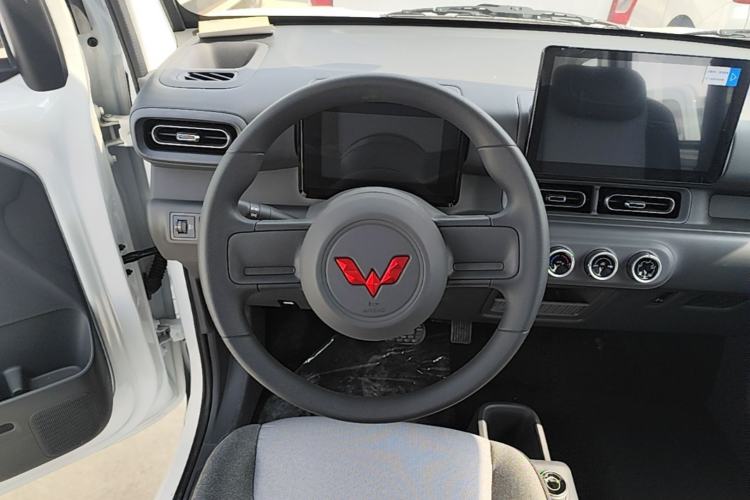 Used Wuling Zhiguang New Energy 2025 Model 305km Ambitious Edition Steering Wheel