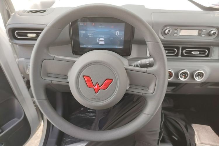 Used Wuling Zhiguang New Energy 2025 Model 305km Ambitious Edition Steering Wheel