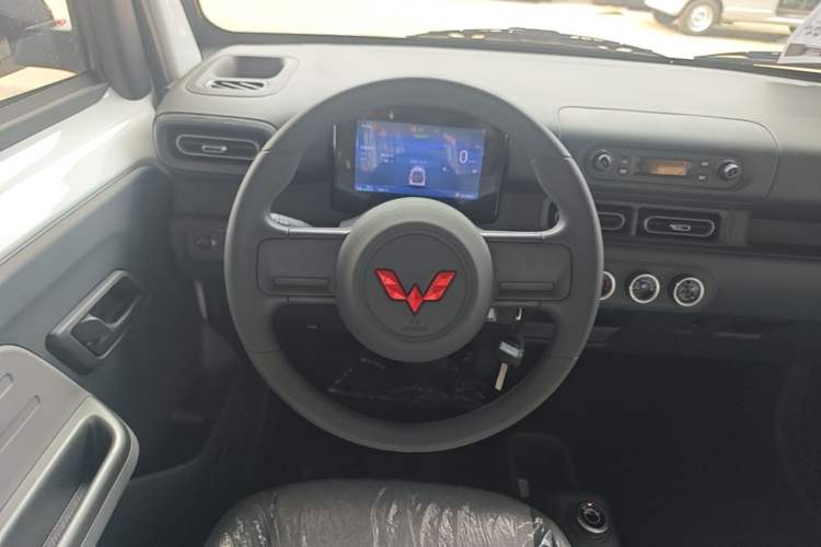 Used Wuling Zhiguang New Energy 2025 Model 305km Ambitious Edition Steering Wheel