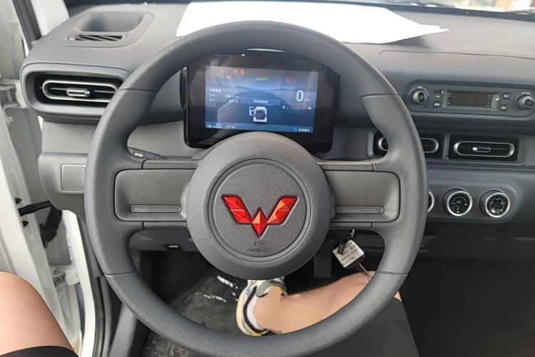 Used Wuling Zhiguang New Energy 2025 Model 305km Ambitious Edition Steering Wheel