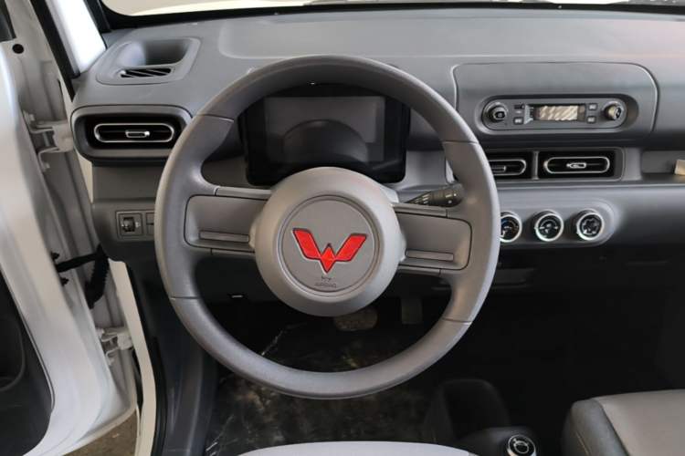 Used Wuling Zhiguang New Energy 2025 Model 305km Ambitious Edition Steering Wheel