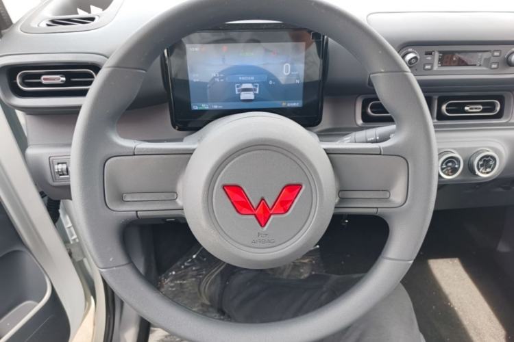Used Wuling Zhiguang New Energy 2025 Model 305km Ambitious Edition Steering Wheel