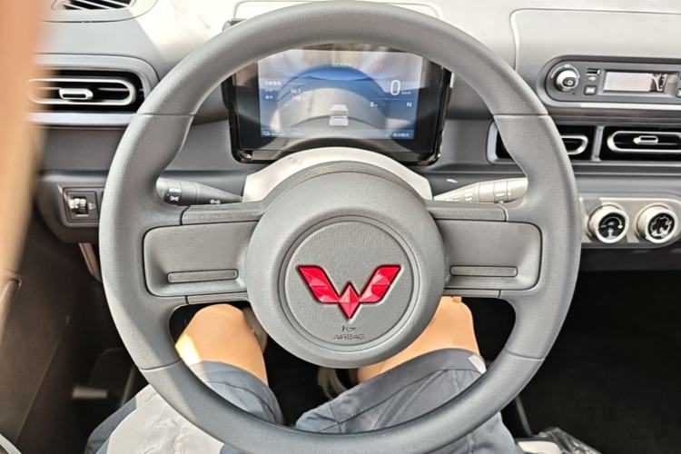 Used Wuling Zhiguang New Energy 2025 Model 305km Ambitious Edition Steering Wheel