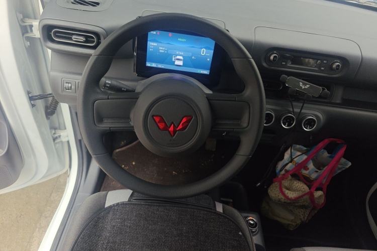 Used Wuling Zhiguang New Energy 2025 Model 305km Ambitious Edition Steering Wheel