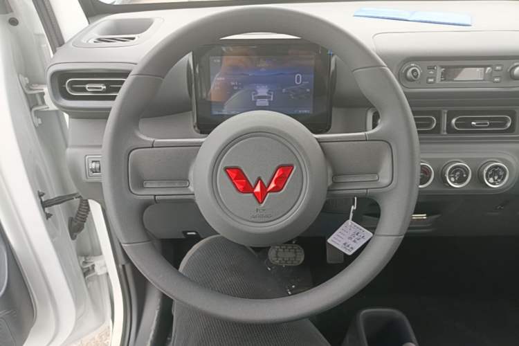 Used Wuling Zhiguang New Energy 2025 Model 305km Ambitious Edition Steering Wheel