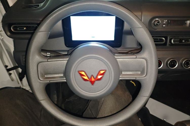 Used Wuling Zhiguang New Energy 2025 Model 305km Ambitious Edition Steering Wheel