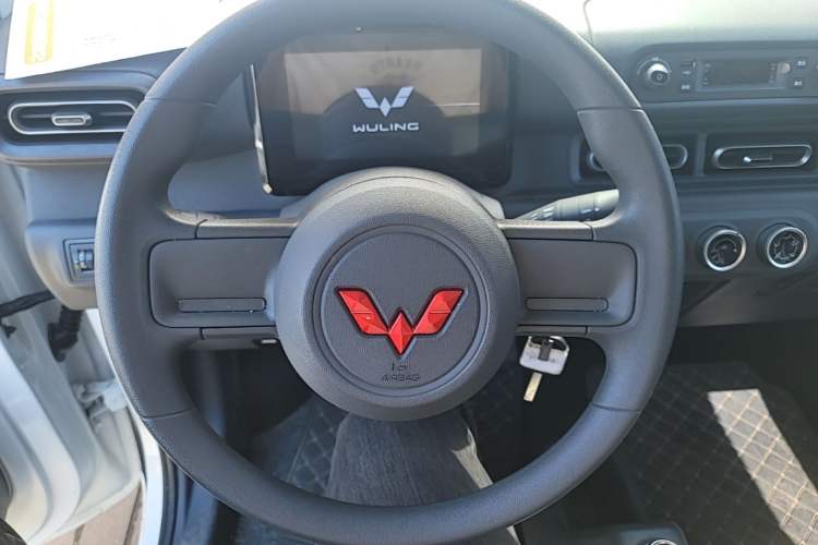Used Wuling Zhiguang New Energy 2025 Model 305km Ambitious Edition Steering Wheel
