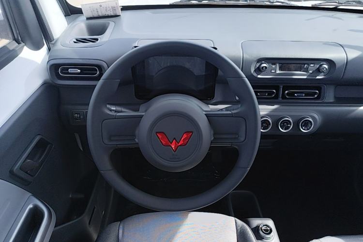 Used Wuling Zhiguang New Energy 2025 Model 305km Ambitious Edition Steering Wheel