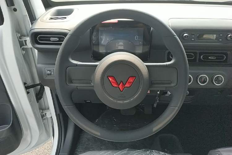 Used Wuling Zhiguang New Energy 2025 Model 305km Ambitious Edition Steering Wheel