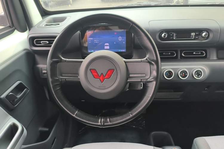 Used Wuling Zhiguang New Energy 2025 Model 305km Ambitious Edition Steering Wheel