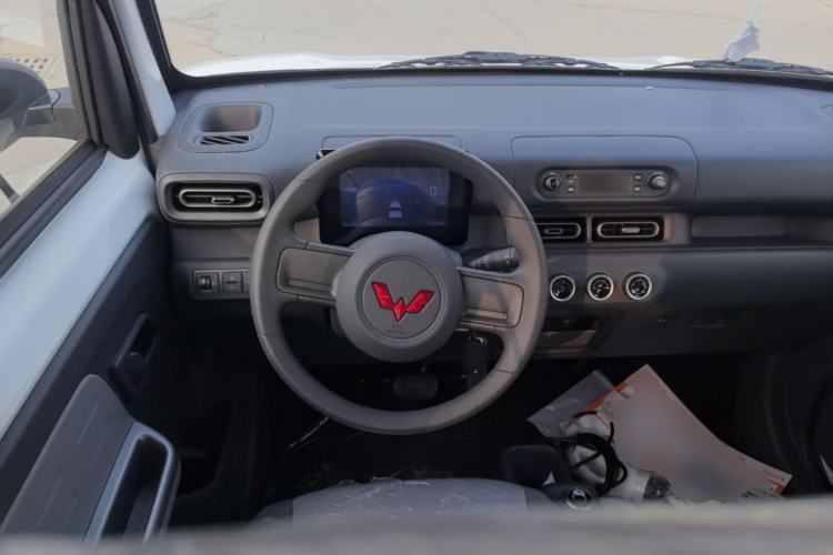 Used Wuling Zhiguang New Energy 2025 Model 305km Ambitious Edition Steering Wheel