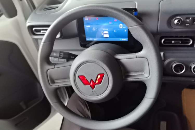 Used Wuling Zhiguang New Energy 2025 Model 305km Ambitious Edition Steering Wheel