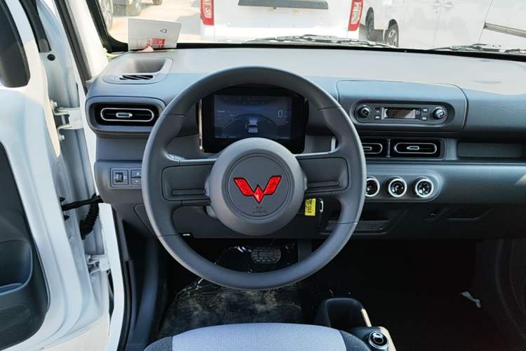 Used Wuling Zhiguang New Energy 2025 Model 305km Ambitious Edition Steering Wheel