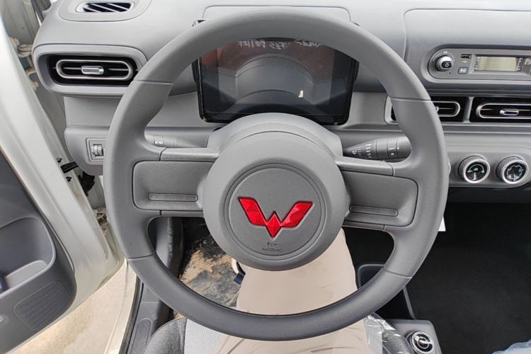 Used Wuling Zhiguang New Energy 2025 Model 305km Ambitious Edition Steering Wheel