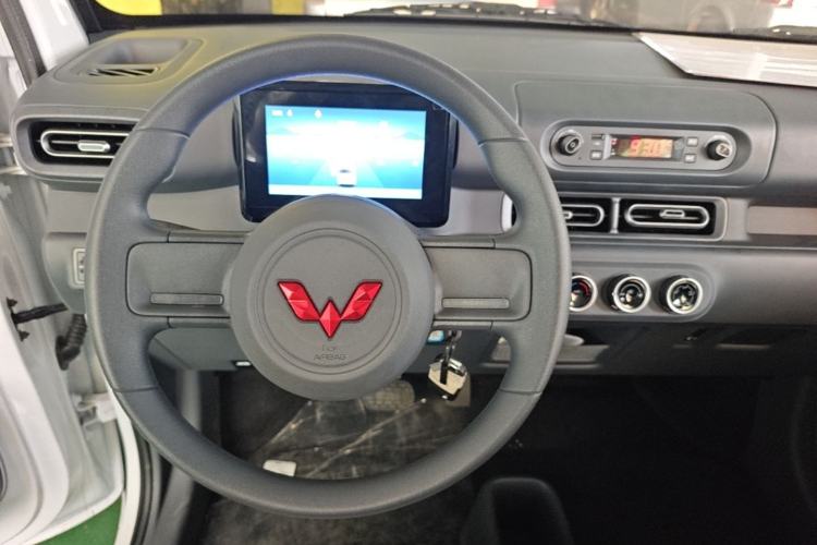 Used Wuling Zhiguang New Energy 2025 Model 305km Ambitious Edition Steering Wheel