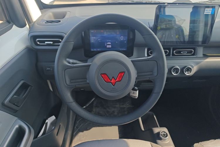 Used Wuling Zhiguang New Energy 2025 Model 305km Ambitious Edition Steering Wheel