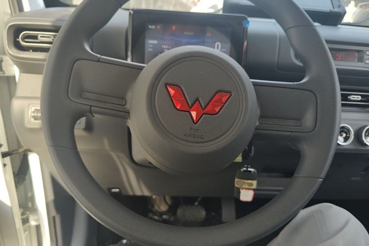 Used Wuling Zhiguang New Energy 2025 Model 305km Ambitious Edition Steering Wheel