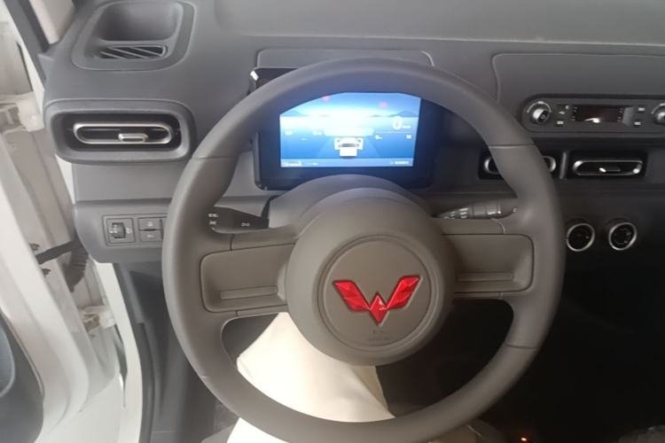 Used Wuling Zhiguang New Energy 2025 Model 305km Ambitious Edition Steering Wheel
