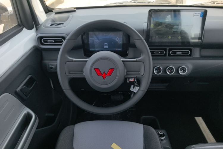 Used Wuling Zhiguang New Energy 2025 Model 305km Ambitious Edition Steering Wheel