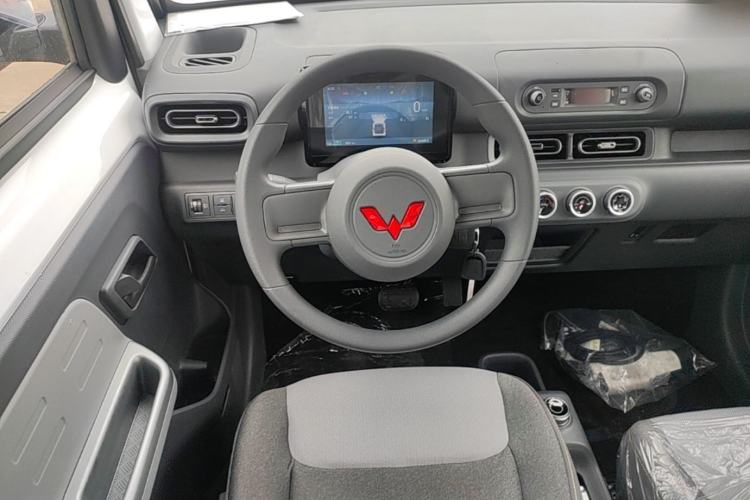 Used Wuling Zhiguang New Energy 2025 Model 305km Ambitious Edition Steering Wheel