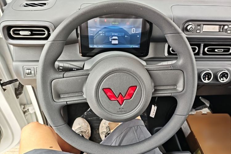 Used Wuling Zhiguang New Energy 2025 Model 305km Ambitious Edition Steering Wheel