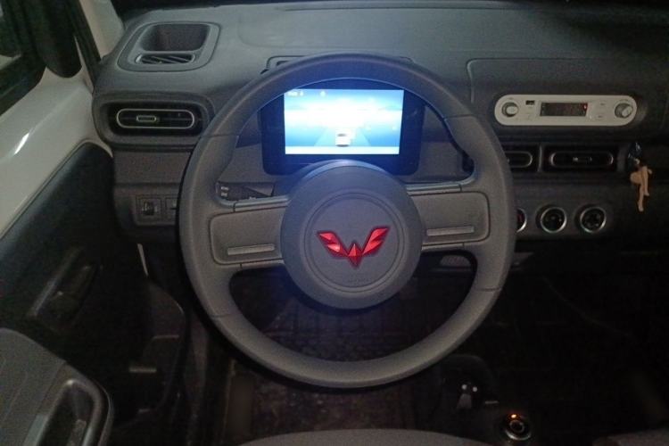 Used Wuling Zhiguang New Energy 2025 Model 305km Ambitious Edition Steering Wheel