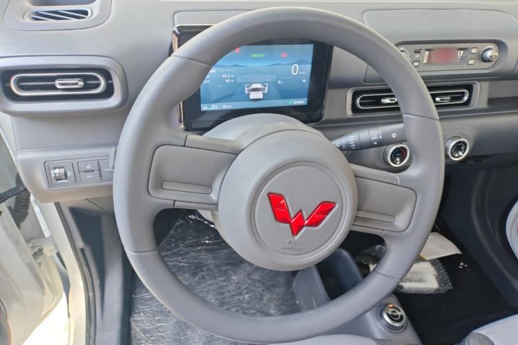 Used Wuling Zhiguang New Energy 2025 Model 305km Ambitious Edition Steering Wheel
