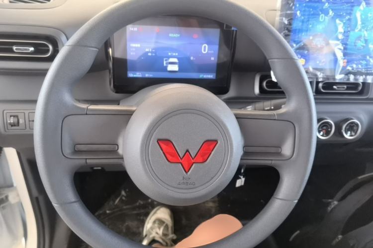 Used Wuling Zhiguang New Energy 2025 Model 305km Ambitious Edition Steering Wheel