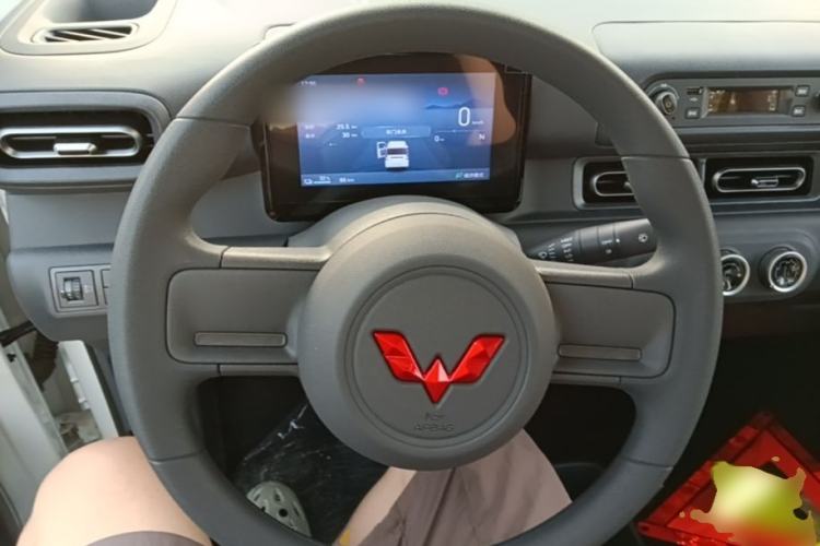 Used Wuling Zhiguang New Energy 2025 Model 305km Ambitious Edition Steering Wheel