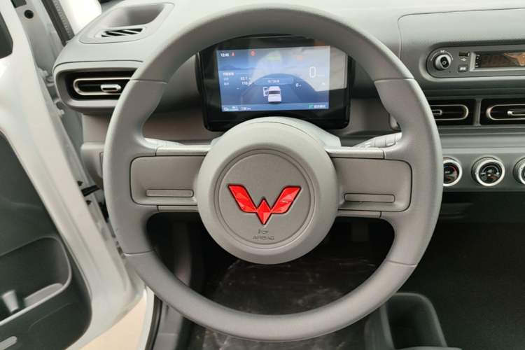 Used Wuling Zhiguang New Energy 2025 Model 305km Ambitious Edition Steering Wheel