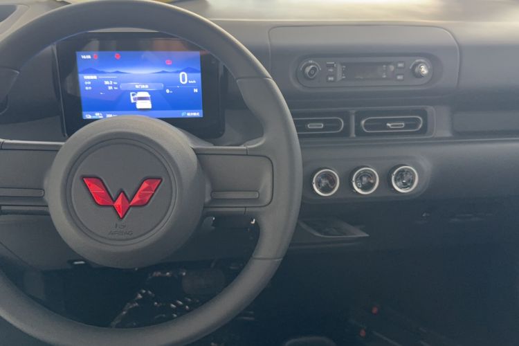 Used Wuling Zhiguang New Energy 2025 Model 305km Ambitious Edition Steering Wheel