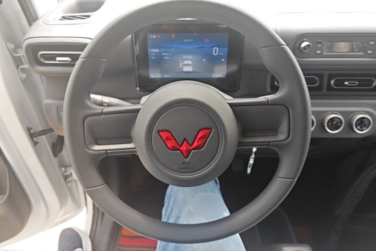 Used Wuling Zhiguang New Energy 2025 Model 305km Ambitious Edition Steering Wheel