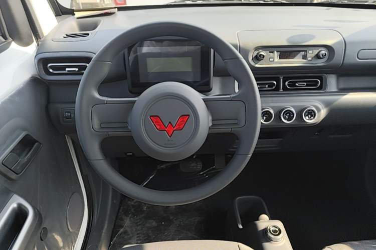 Used Wuling Zhiguang New Energy 2025 Standard Model Steering Wheel
