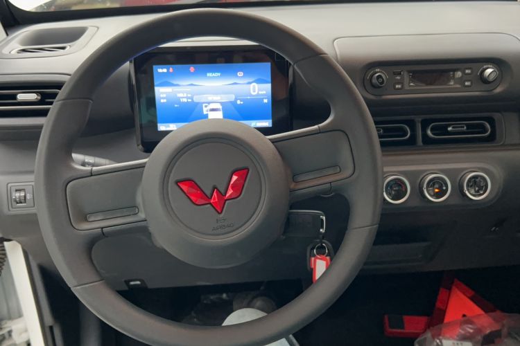 Used Wuling Zhiguang New Energy 2025 Model 305km Ambitious Edition Steering Wheel