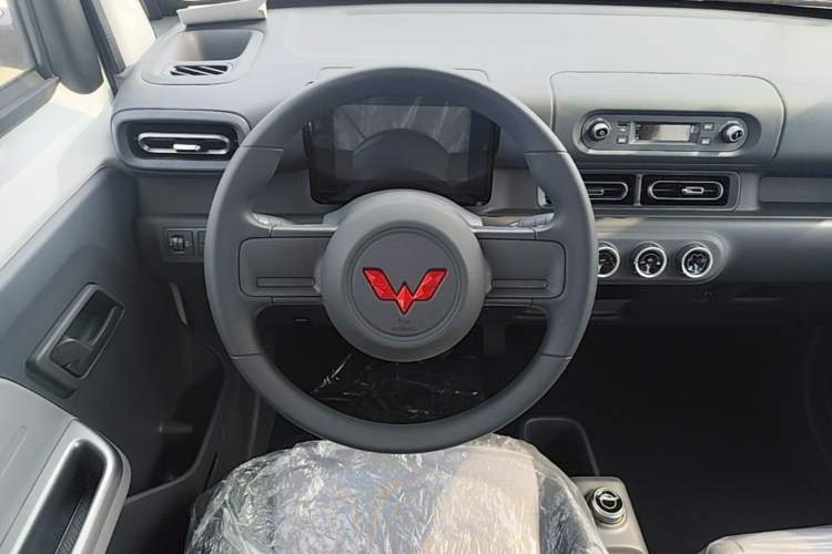 Used Wuling Zhiguang New Energy 2025 Model 305km Ambitious Edition Steering Wheel