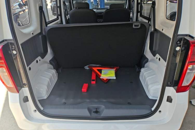 Used Wuling Zhiguang New Energy 2025 Model 305km Ambitious Edition Trunk