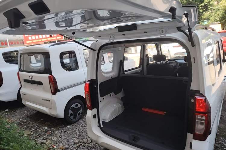Used Wuling Zhiguang New Energy 2025 Model 305km Ambitious Edition Trunk