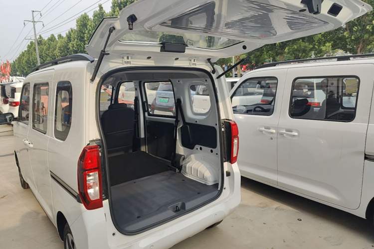 Used Wuling Zhiguang New Energy 2025 Model 305km Ambitious Edition Trunk