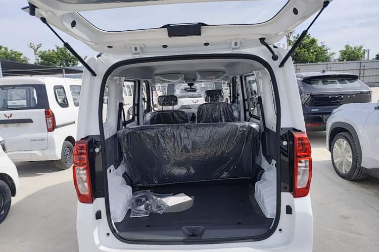 Used Wuling Zhiguang New Energy 2025 Model 305km Ambitious Edition Trunk