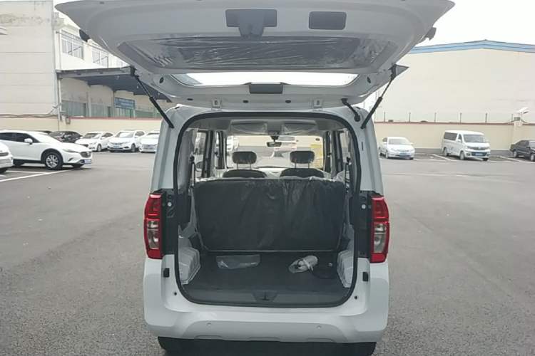 Used Wuling Zhiguang New Energy 2025 Model 305km Ambitious Edition Trunk