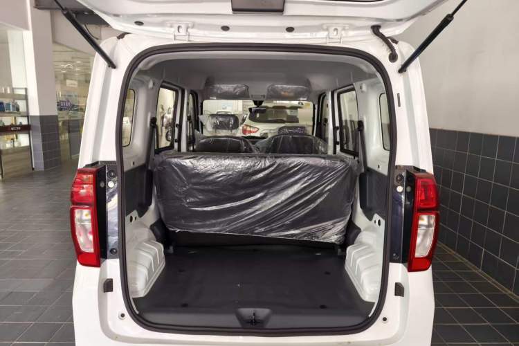 Used Wuling Zhiguang New Energy 2025 Model 305km Ambitious Edition Trunk