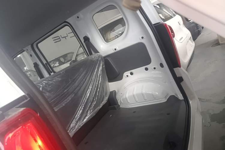 Used Wuling Zhiguang New Energy 2025 Model 305km Ambitious Edition Trunk