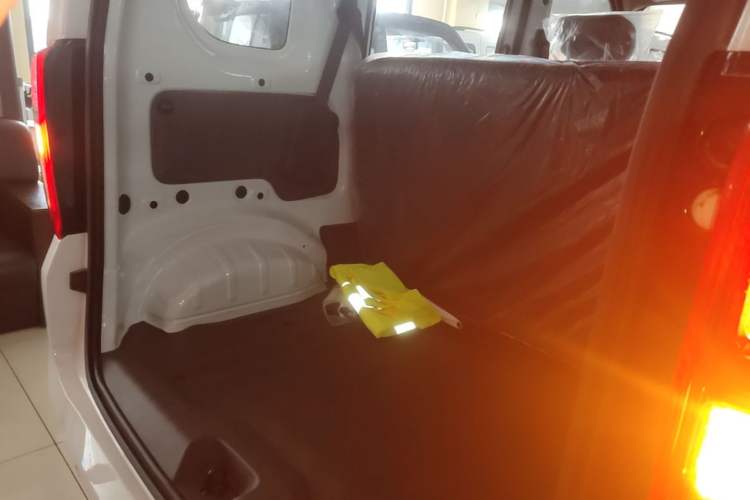 Used Wuling Zhiguang New Energy 2025 Model 305km Ambitious Edition Trunk