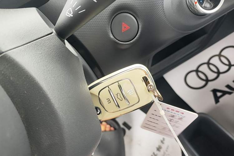 Used Wuling Zhiguang New Energy 2025 Standard Model Vehicle Key
