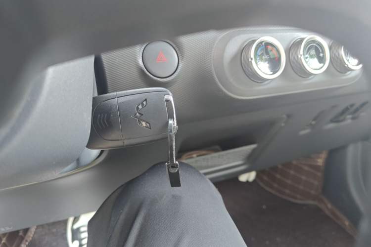 Used Wuling Zhiguang New Energy 2025 Standard Model Vehicle Key