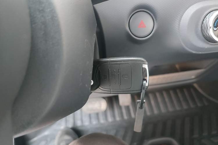 Used Wuling Zhiguang New Energy 2025 Model 305km Ambitious Edition Vehicle Key