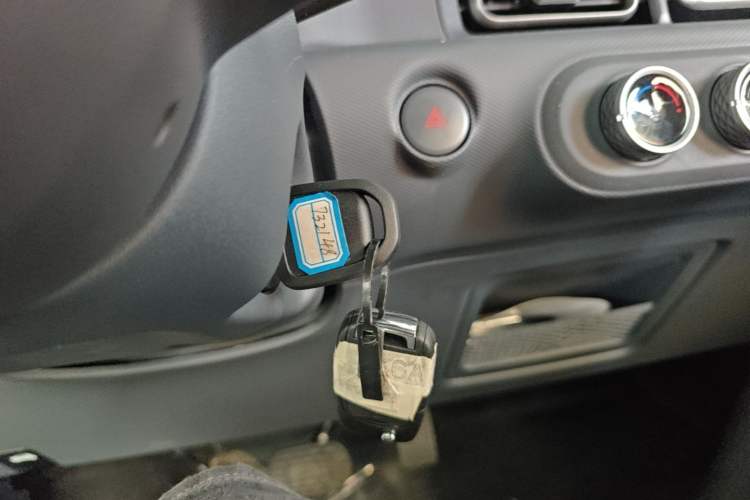 Used Wuling Zhiguang New Energy 2025 Model 305km Ambitious Edition Vehicle Key