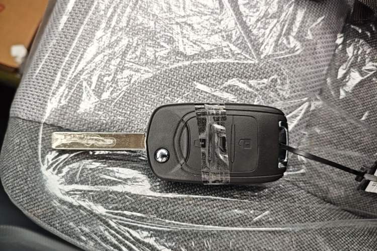 Used Wuling Zhiguang New Energy 2025 Model 305km Ambitious Edition Vehicle Key